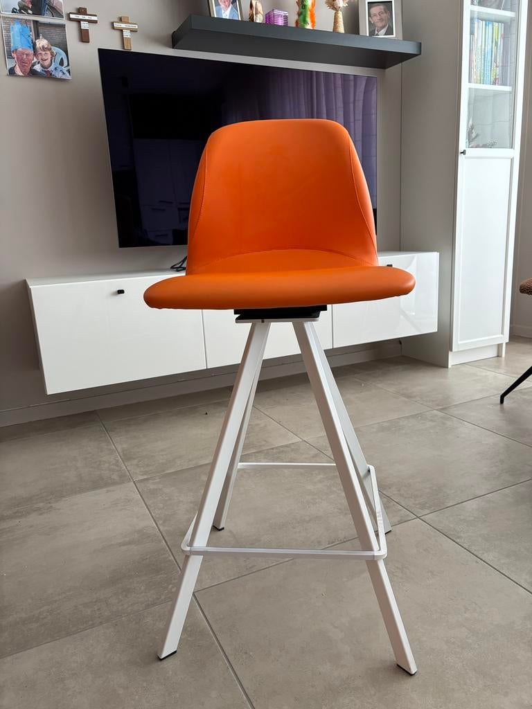 Barkruk met oranje draaiende zit en witte poot, Huis en Inrichting, Barkrukken, Zo goed als nieuw, 90 cm of meer, Leer, Metaal