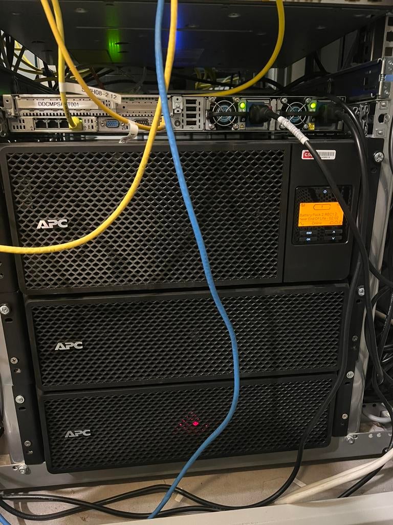 UPS APC SRT6KRMXLI, Informatique & Logiciels, Alimentations de secours (UPS), Comme neuf, Enlèvement