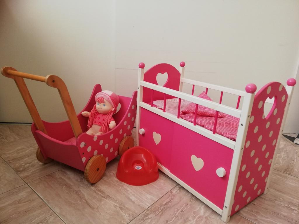 Houten poppenbedje met buggy, Ophalen
