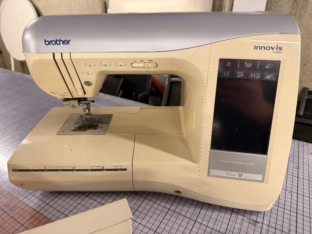 Machine à broder Brother Innovis 1500D, Enlèvement, Utilisé, Broderies à la machine, Machine à broder