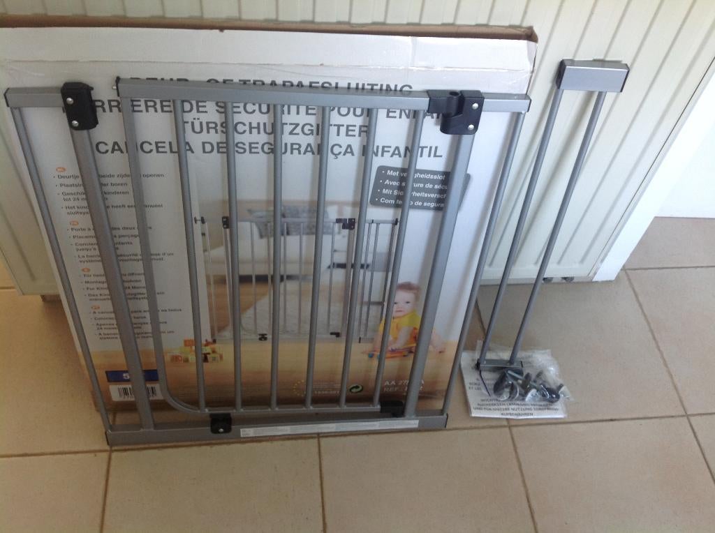 barrière d'escalier réglable en métal gris, Enlèvement ou Envoi, Comme neuf, Métal ou Fer, Barrière de sécurité