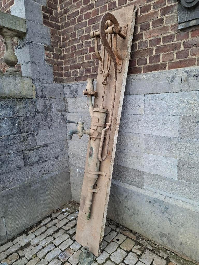 Poutres en chêne, ancienne pompe à eau en cuivre, Ophalen, Gebruikt