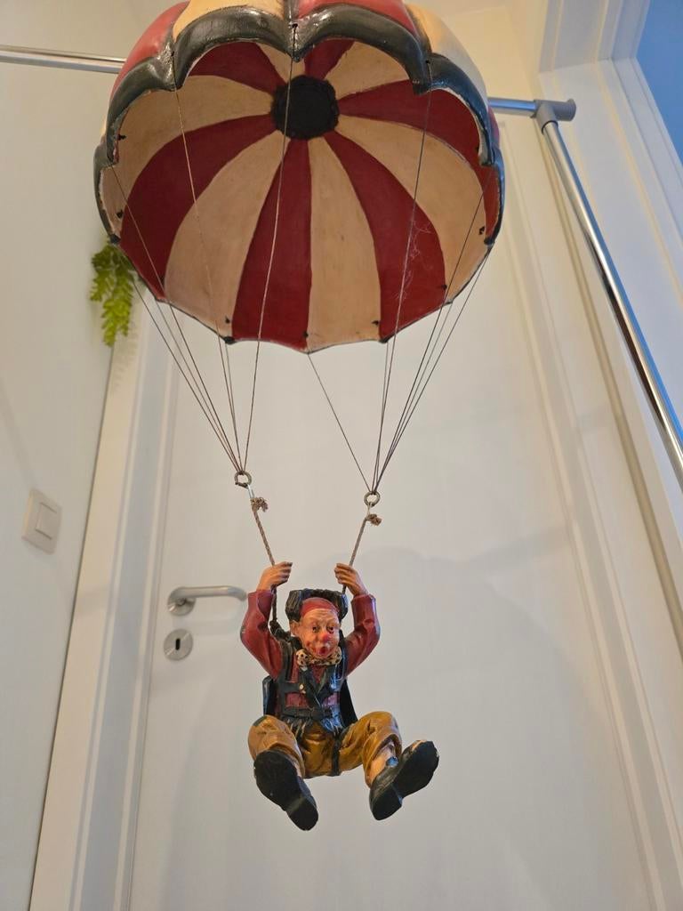 Clown parachutiste (Allan Agohob), Collections, Statues & Figurines, Utilisé, Autres types, Enlèvement ou Envoi