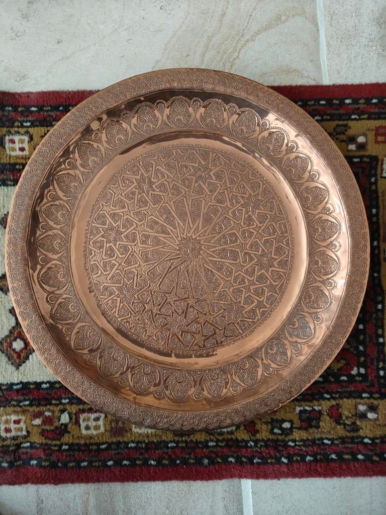 Un plateau rond en cuivre ancien gravé., Enlèvement, Utilisé, Rond