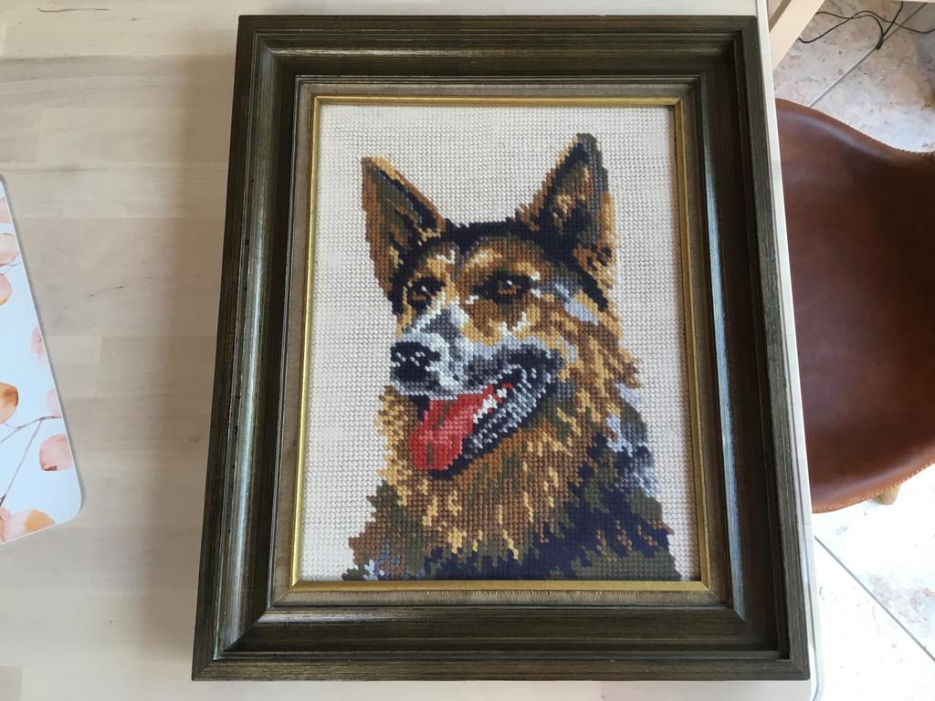 Portret van een Duitse Herder in kruissteekborduurwerk, Ophalen