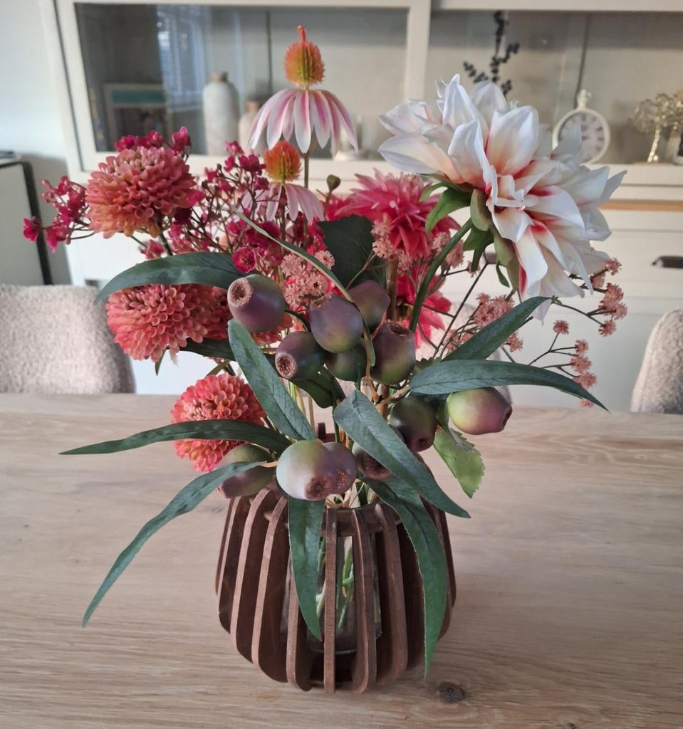 Vaas met kunstbloemen, Ophalen