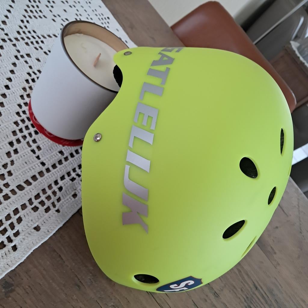 Fluo fietshelm voor kinderen, Fietsen en Brommers, Fietsaccessoires | Fietshelmen, Ophalen of Verzenden, Zo goed als nieuw, Jongen of Meisje