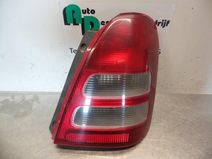 Feu arrière droit d'un Daihatsu Gran Move, Daihatsu, -, Utilisé, -