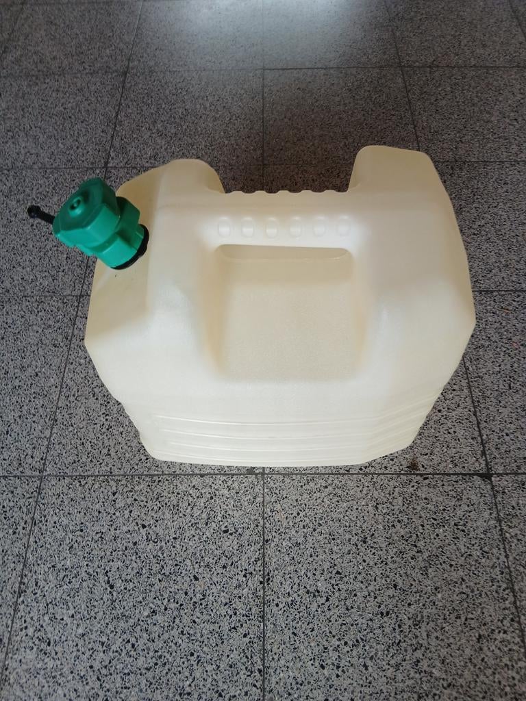 8 jerricans en plastique 20L, Enlèvement