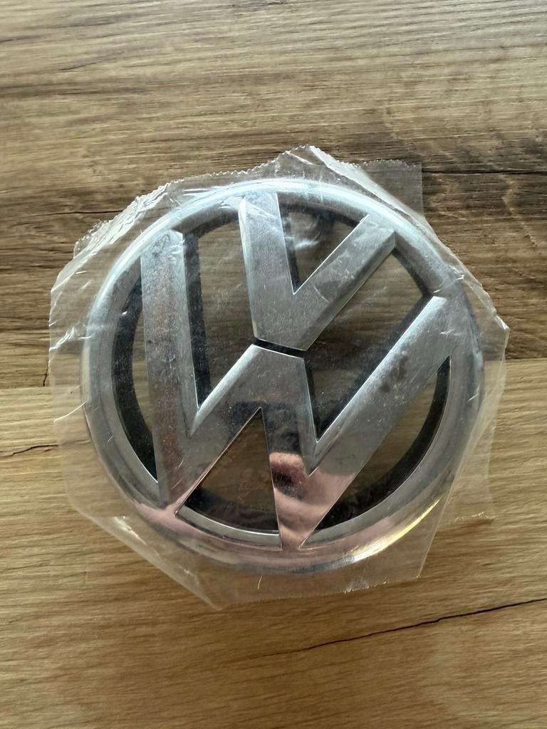 5K0 853 601 F VW VOLKSWAGEN LOGO EMBLEME CALANDRE GOLF CADDY, Autos : Pièces & Accessoires, Neuf, Volkswagen, Avant, Enlèvement ou Envoi