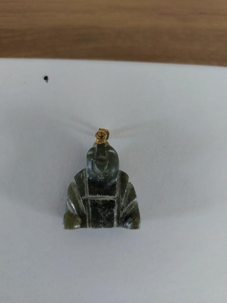 Pendentif jade, Enlèvement