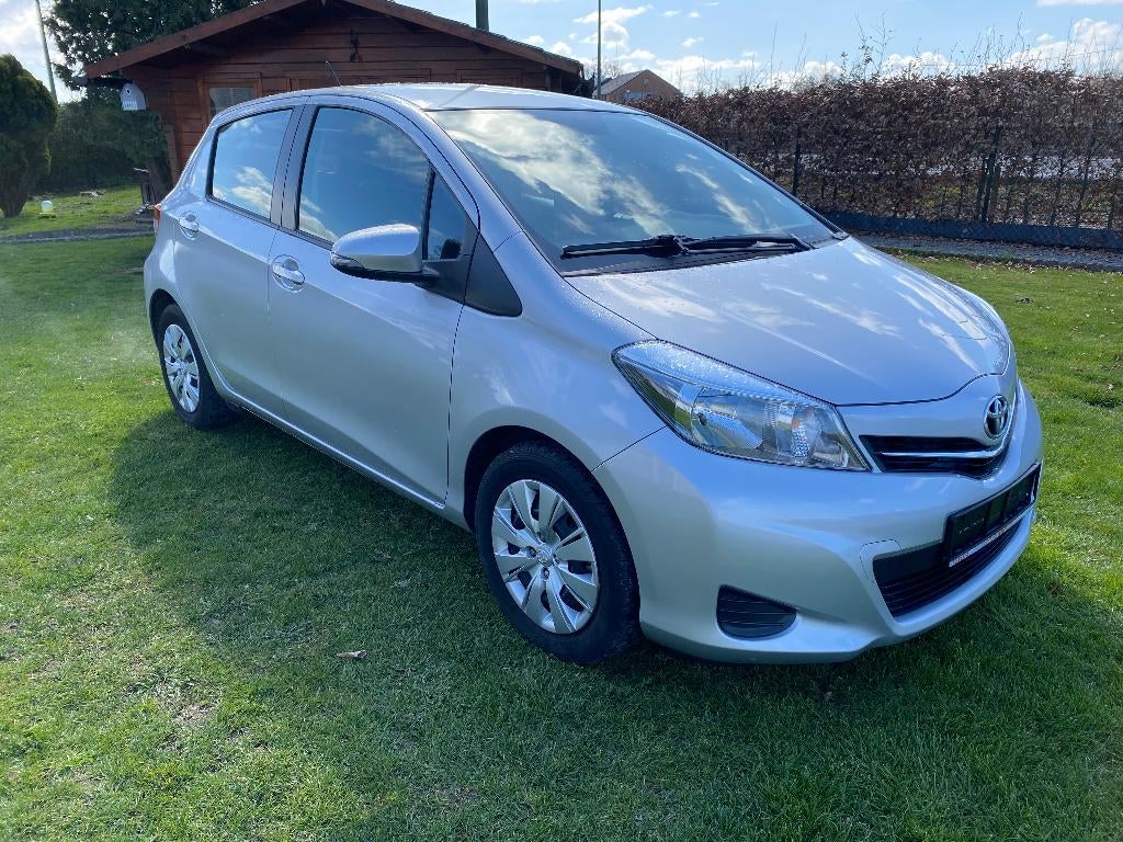 Toyota yaris 1300 vvt-i met 12000 km gecertificeerd, 72 kW, Particulier, Yaris, Zilver of Grijs