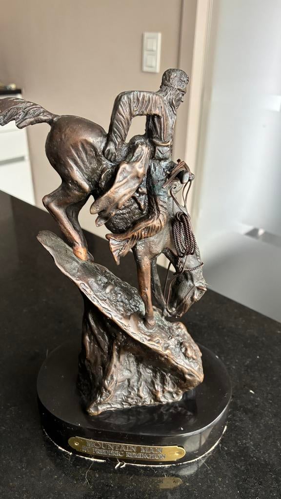 Statue en bronze, Enlèvement