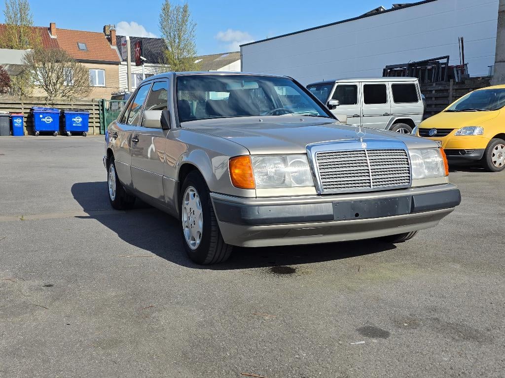 Mercedes 230E 124 oldtimer, Auto's, Automaat, 4 deurs, 4 cilinders, Beige
