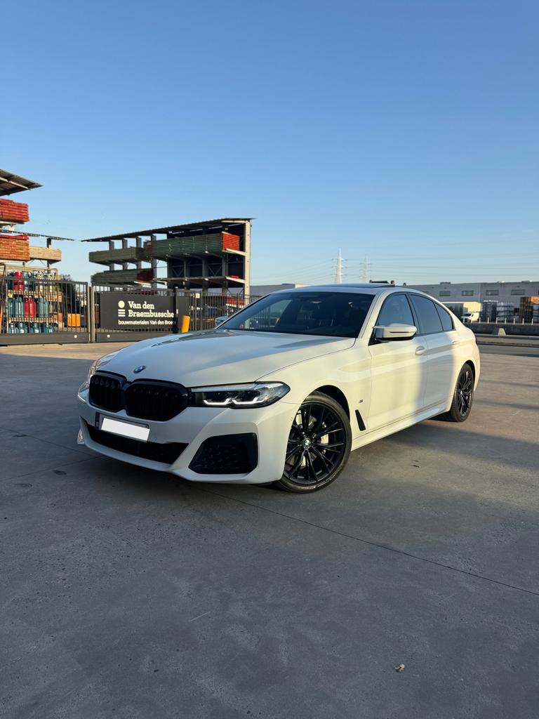 530i xDrive 2022 M-pakket, Auto's, BMW, 4 cilinders, Wit, Leder, Bedrijf