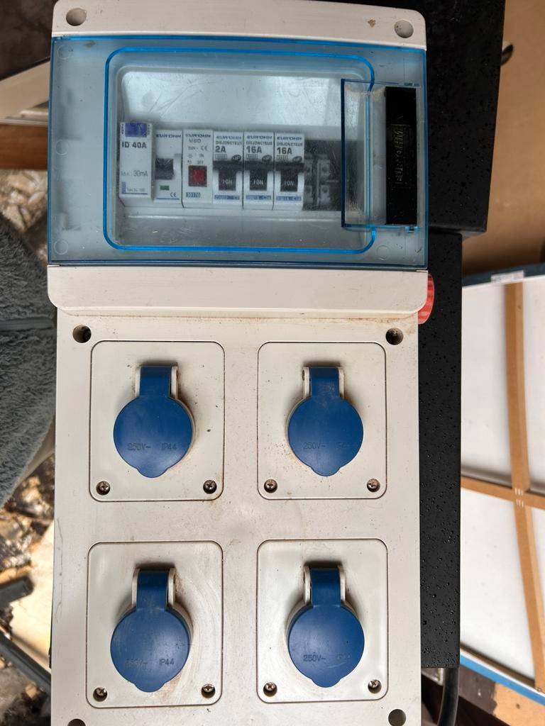 Coffret électrique de chantier 4 prises + disjoncteurs, Doe-het-zelf en Bouw, Elektriciteit en Kabels, Gebruikt, Overige typen