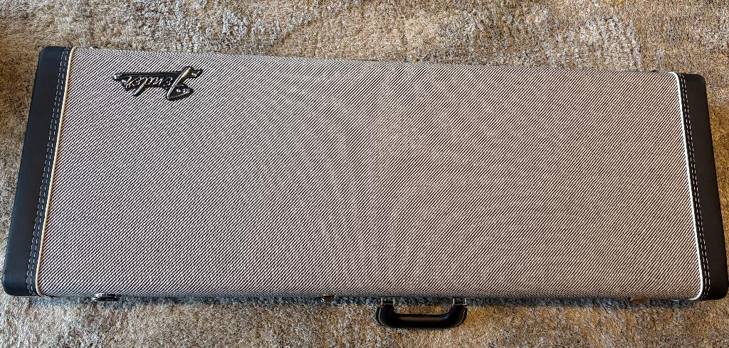 Étui rigide Fender Deluxe en tweed, noir Street/téléobjectif, Musique & Instruments, Boîtiers & Valises, Enlèvement, Utilisé, Guitare électrique