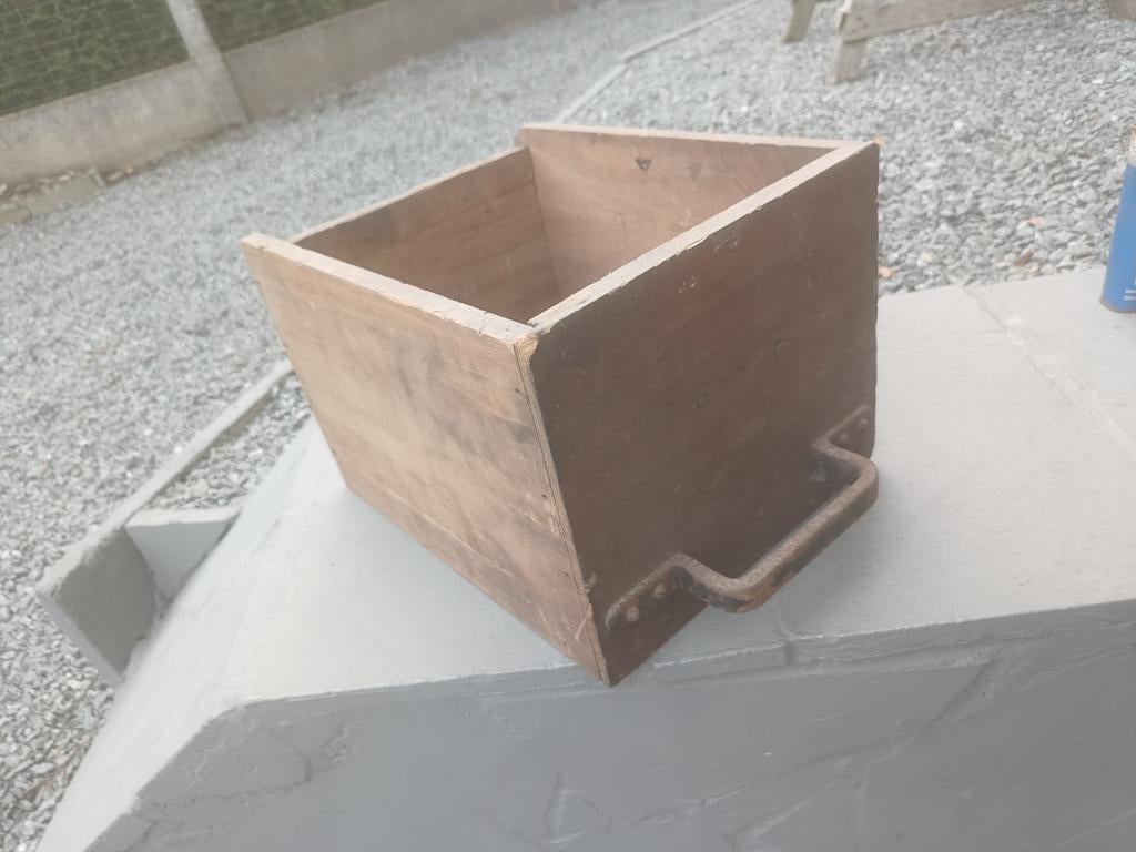 Ancienne boîte en bois robuste avec poignée, Antiquités & Art, Enlèvement