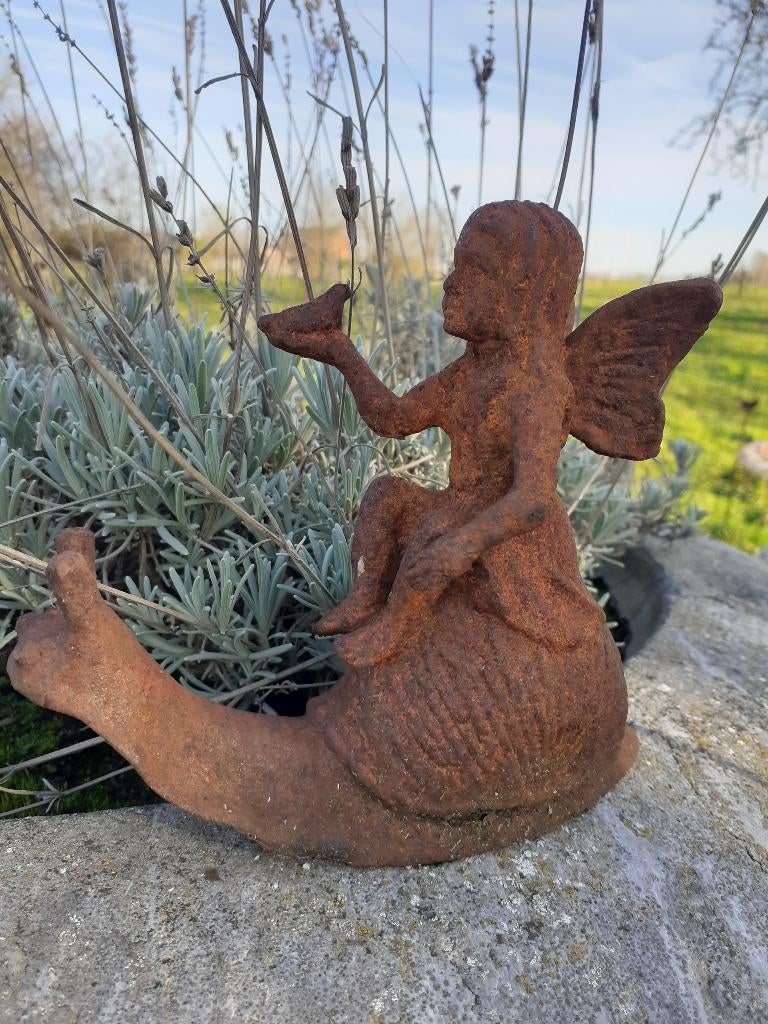 ELF, GIETIJZERE  FEE DIE OP EEN SLAK ZIT, Huis en Inrichting, Ophalen of Verzenden, Zo goed als nieuw