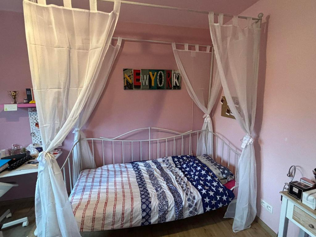 Lit banquette en métal blanc avec baldaquin, Enfants & Bébés, Chambre d'enfant | Lits, Enlèvement ou Envoi, Sommier à lattes, 180 cm ou plus