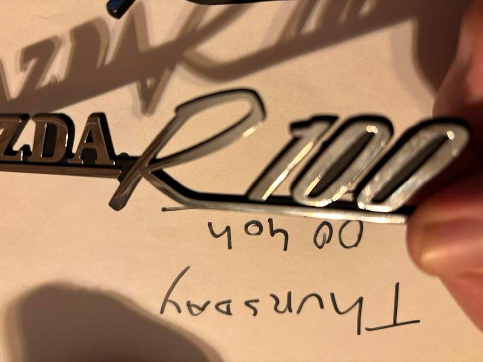 Embleem zijkant Mazda R100, 1968- (1), Ophalen of Verzenden, Mazda