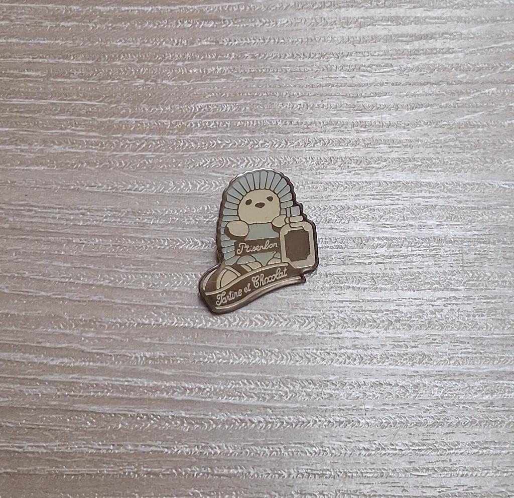 PIN - PTISENBON - TARTINE ET CHOCOLAT - PARFUM - PERFUME, Verzenden, Gebruikt, Merk, Speldje of Pin