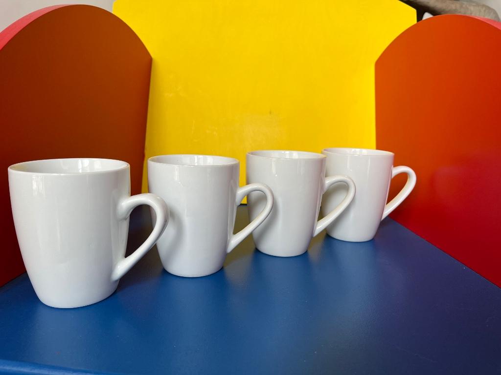 4 witte mokken, Maison & Meubles, Cuisine | Vaisselle, Enlèvement ou Envoi, Uni