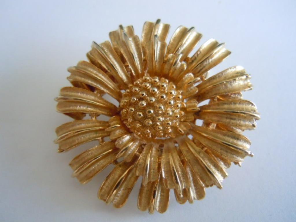 Broche vintage en forme de marguerite ou de tournesol "Coro", Enlèvement ou Envoi, Or, Comme neuf, 4 à 7 cm