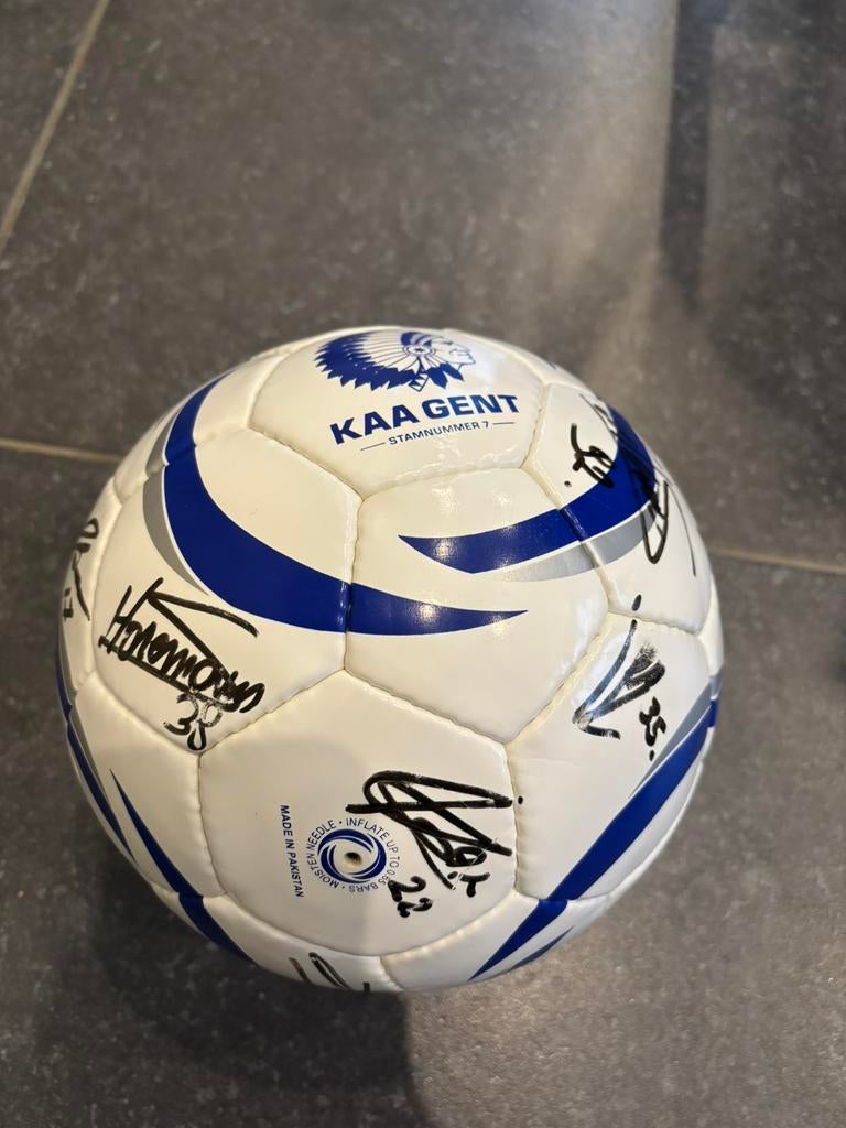 Ballon La Gantoise dédicacé, Sports & Fitness, Football, Enlèvement ou Envoi, Comme neuf, Ballon
