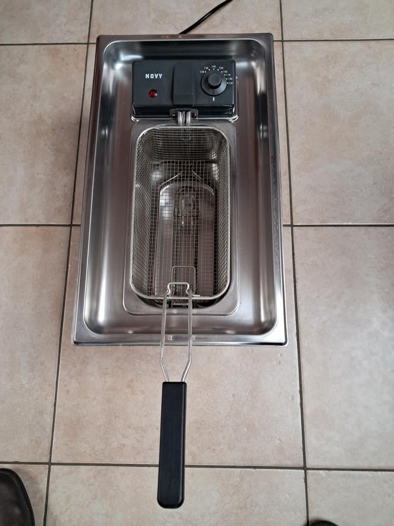 Friteuse Novy à encastrer 2000w. 3 litres tout inox, 2 à 3 litres, Enlèvement, Utilisé, Pan intérieur amovible