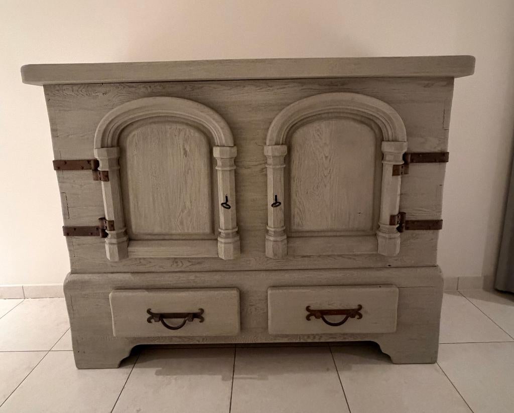 Belle armoire de campagne 2D en chêne massif patiné, Enlèvement