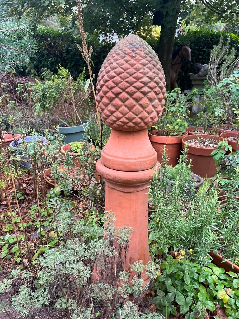 1,20 meter grote dennenappel sokkel hanteerbaar terra cotta, Ophalen, Zo goed als nieuw