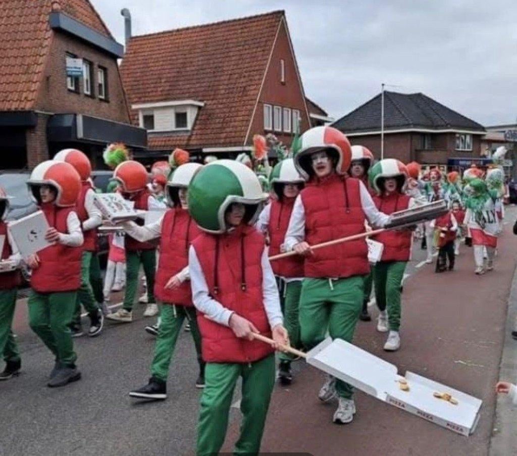 Carnavalskleding ong 60 stuks, 500euro, Ophalen, Zo goed als nieuw