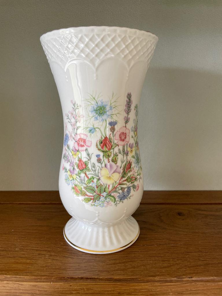 Witte vaas met fijne bloempjes, Moins de 50 cm, Autres couleurs, Poterie ou Porcelaine, Comme neuf