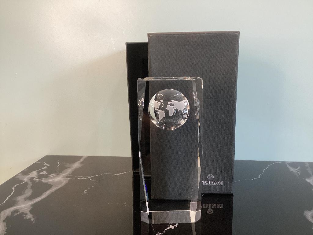 Presse-papier en cristal « Globe ». 198/E., Enlèvement