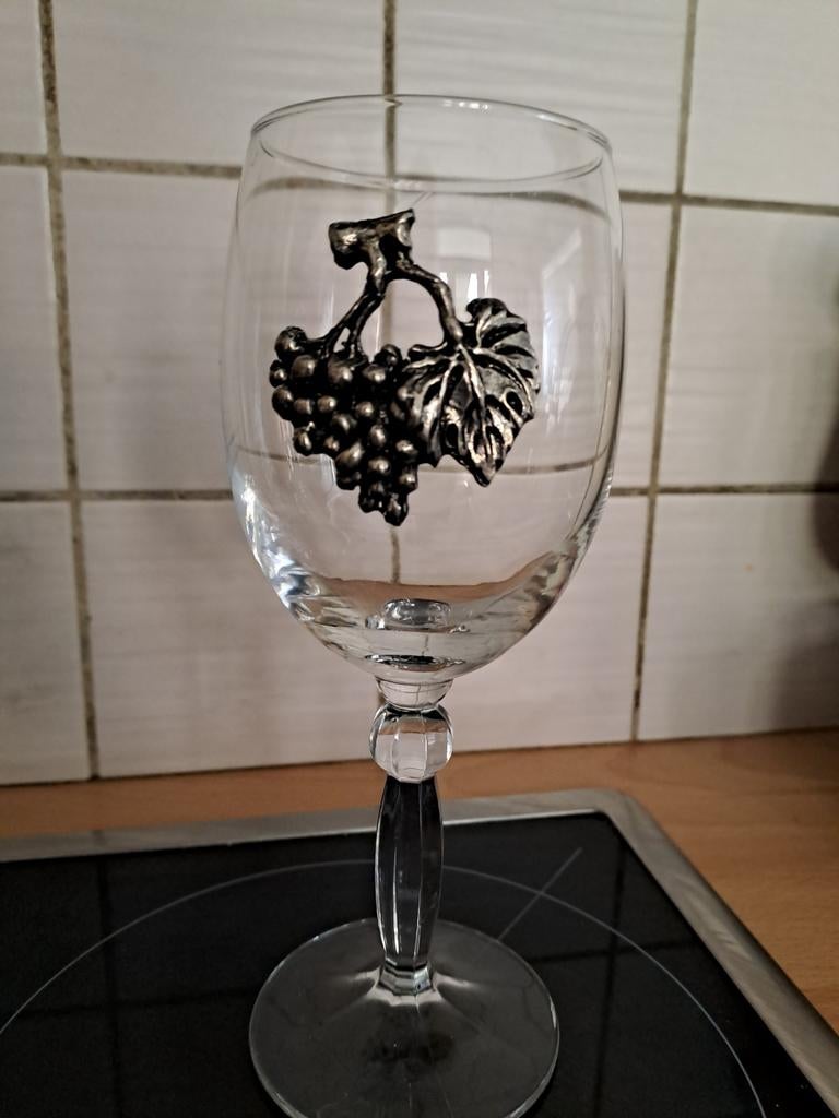 verre à vin avec motif en étain, Collections, Enlèvement, Comme neuf