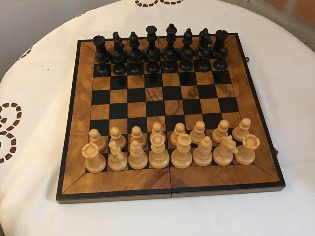 Schaakspel met vouwbord en mooie grote vinyl schaakstukken., Hobby en Vrije tijd, Gezelschapsspellen | Bordspellen, Zo goed als nieuw