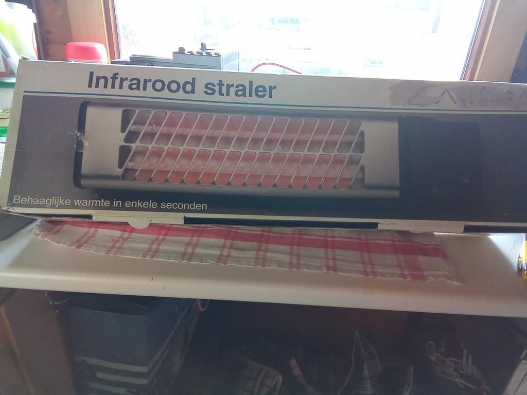 Infrarood straler nieuw in de doos uit inboedel, Enlèvement
