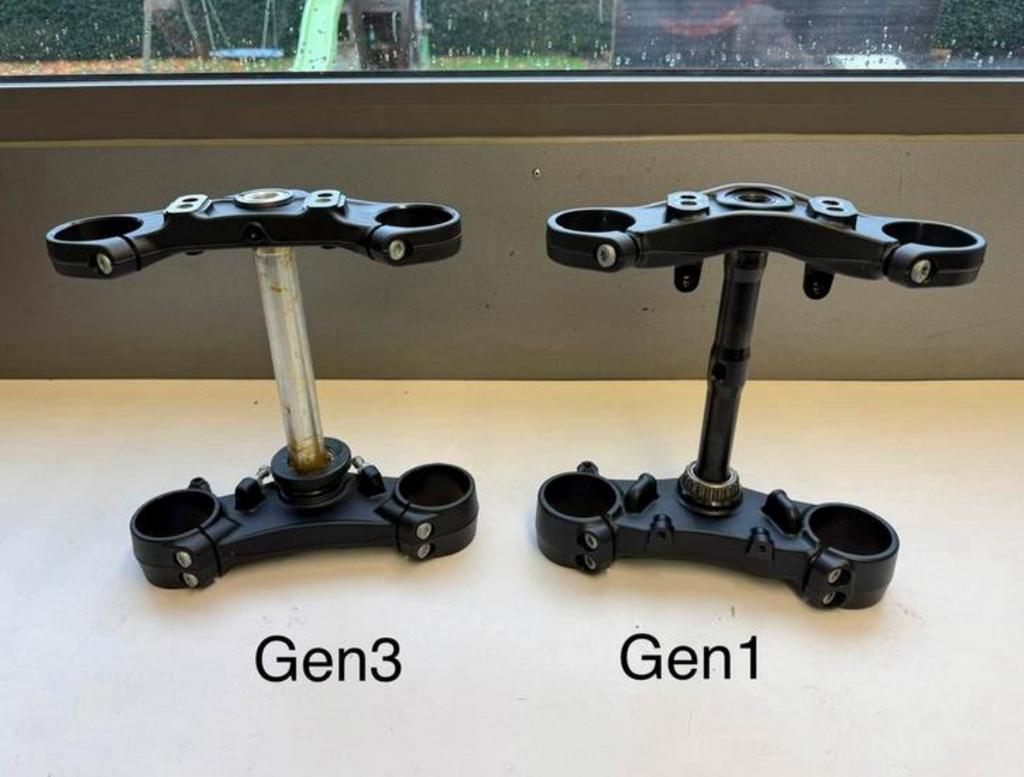 KTM Superduke 1290R Gen1 en Gen3 OEM Triple Clamp, Motoren, Ophalen of Verzenden, Zo goed als nieuw