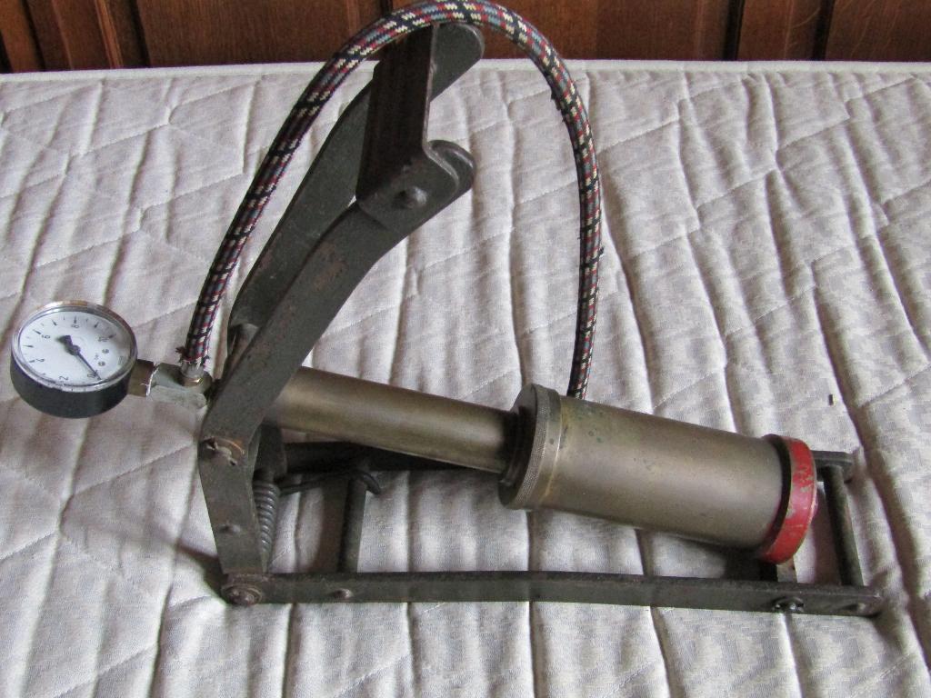 Antieke voetpomp met manometer, WIKA, Caravans en Kamperen, Luchtpompen, Ophalen of Verzenden, Gebruikt, Handmatig