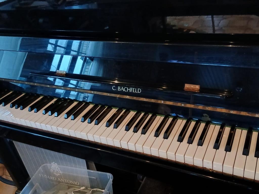 Piano Droit laqué noir C. Bachfeld, Musique & Instruments, Pianos, Brillant, Comme neuf, Enlèvement, Piano