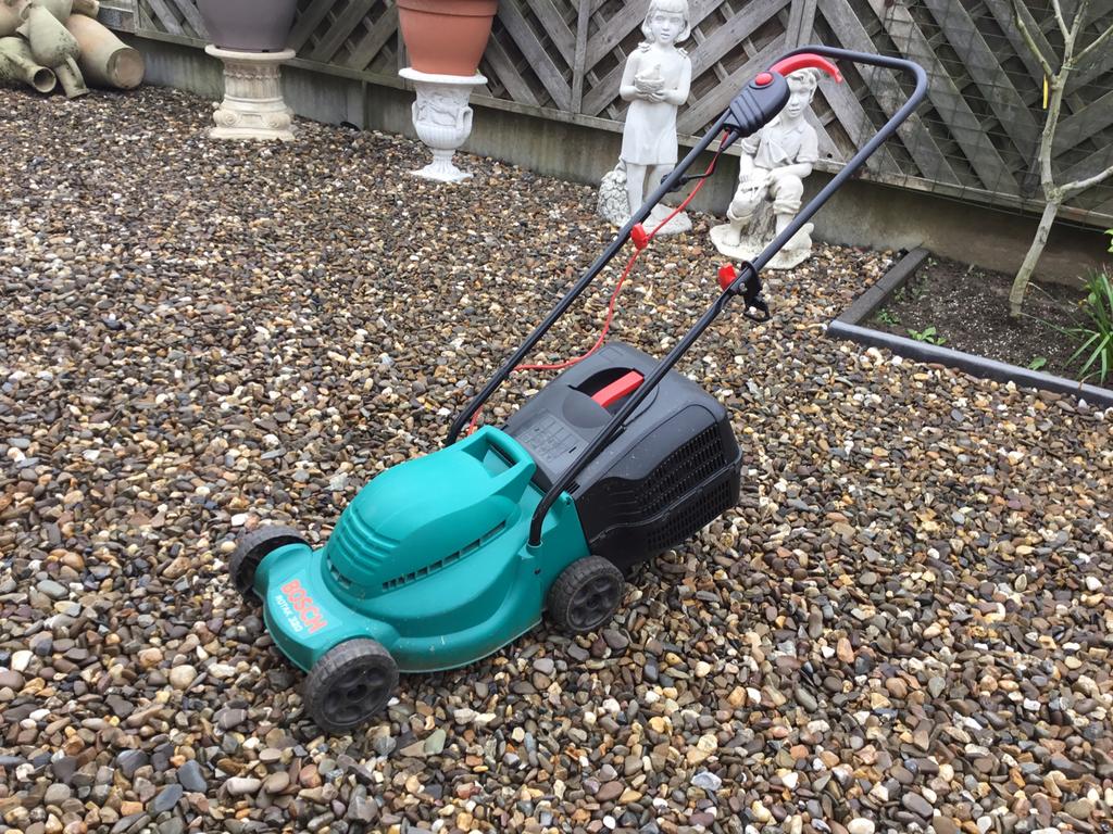 Elektrisch grasmachine bosch 1000 w, Tuin en Terras, Grasmaaiers, Ophalen, Zo goed als nieuw