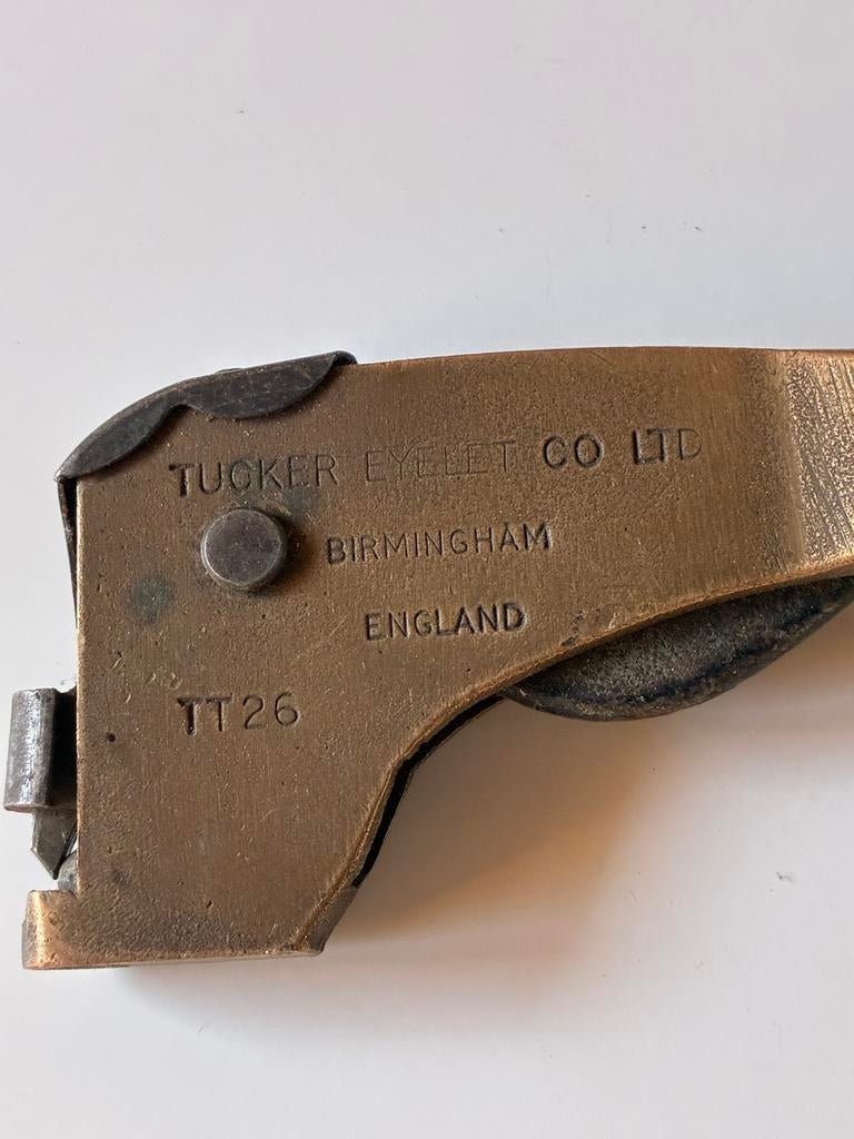 Oud militair gereedschap, Enlèvement