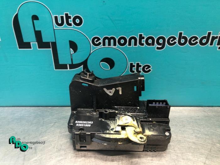 Deurslot Mechaniek 4Deurs links-achter van een Opel Vivaro (, Gebruikt, -, -, Opel