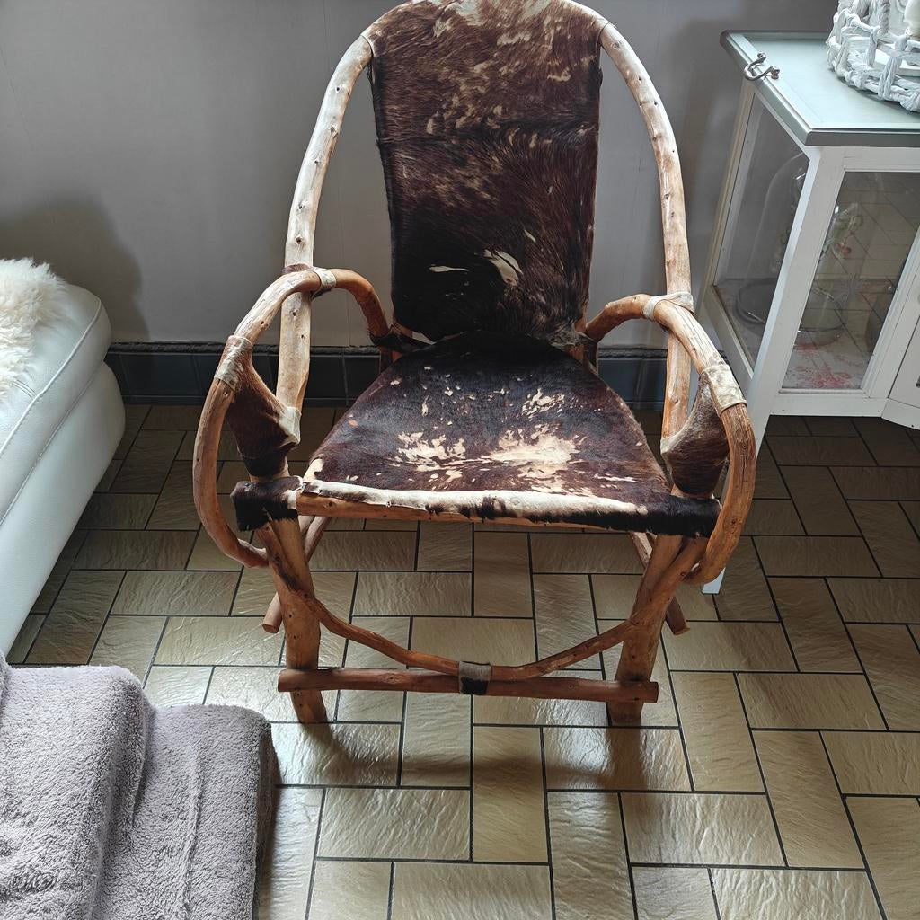 Aparte stoel met koeievel, Ophalen