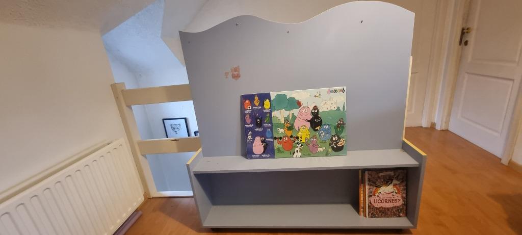 Bibliothèque enfant en bois sur roulettes, 25 à 50 cm, Avec tablette(s), Comme neuf, 100 à 150 cm