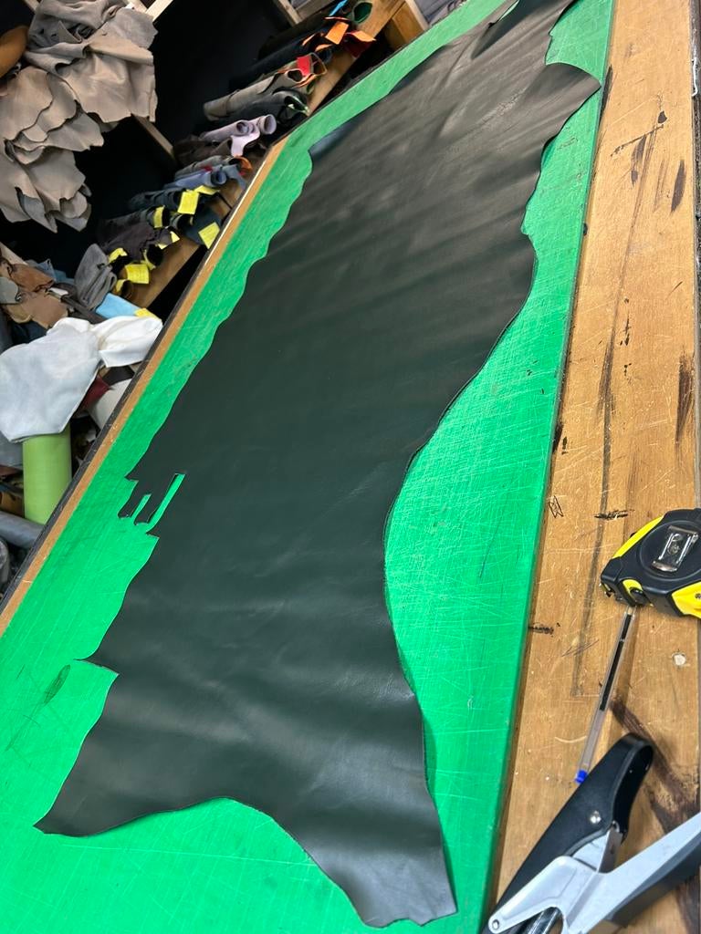 Soldaat groen leer lap 1.3 mm dikte ietsje stug en glad A-36, Hobby en Vrije tijd, Stoffen en Lappen, Ophalen of Verzenden, Groen