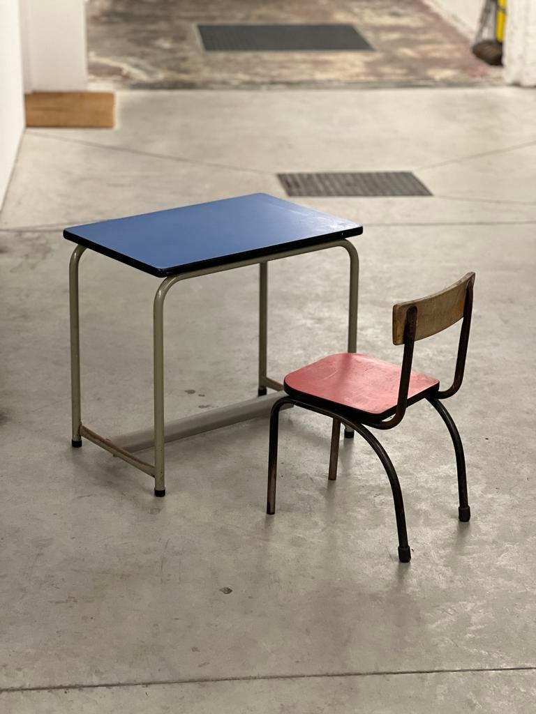 Banc d’ecolier bleu et sa chaise moderniste rouge, Rouge, Enlèvement, Utilisé, Métal