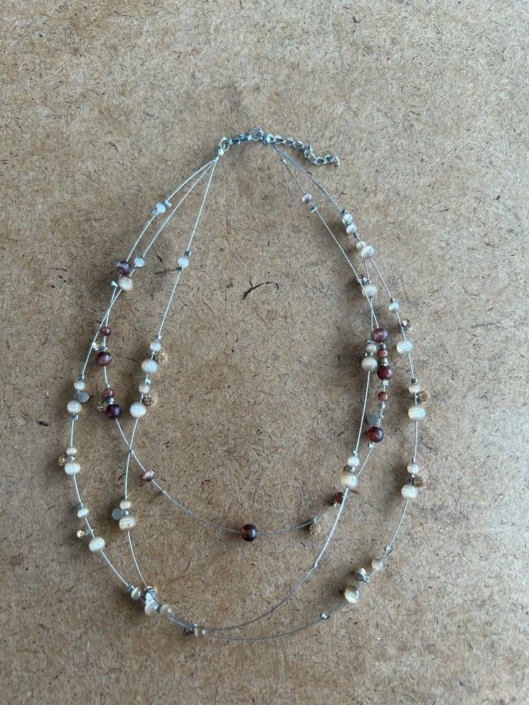 Collier avec perles blanches, brunes et grises, Handtassen en Accessoires, Kettingen, Ophalen, Gebruikt, Bruin, Overige materialen
