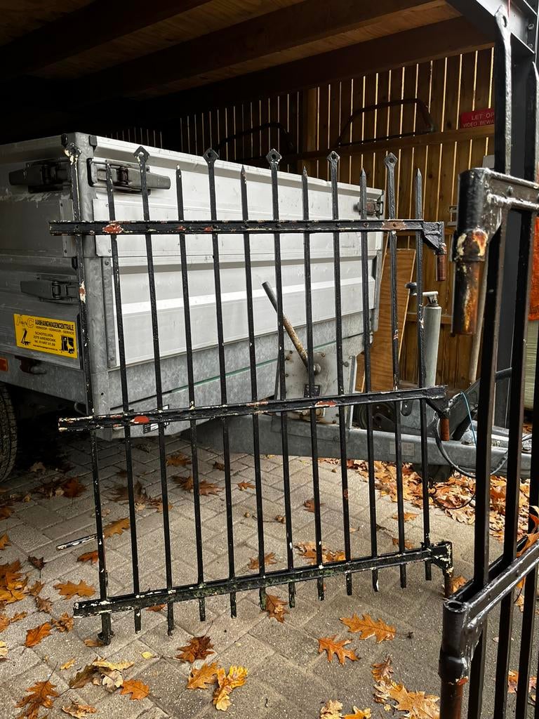 Stijlvol oud geklonken smeedijzer hekwerk 2 delen, Tuin en Terras, Ophalen, Met poort, Gebruikt, Sierhekwerk